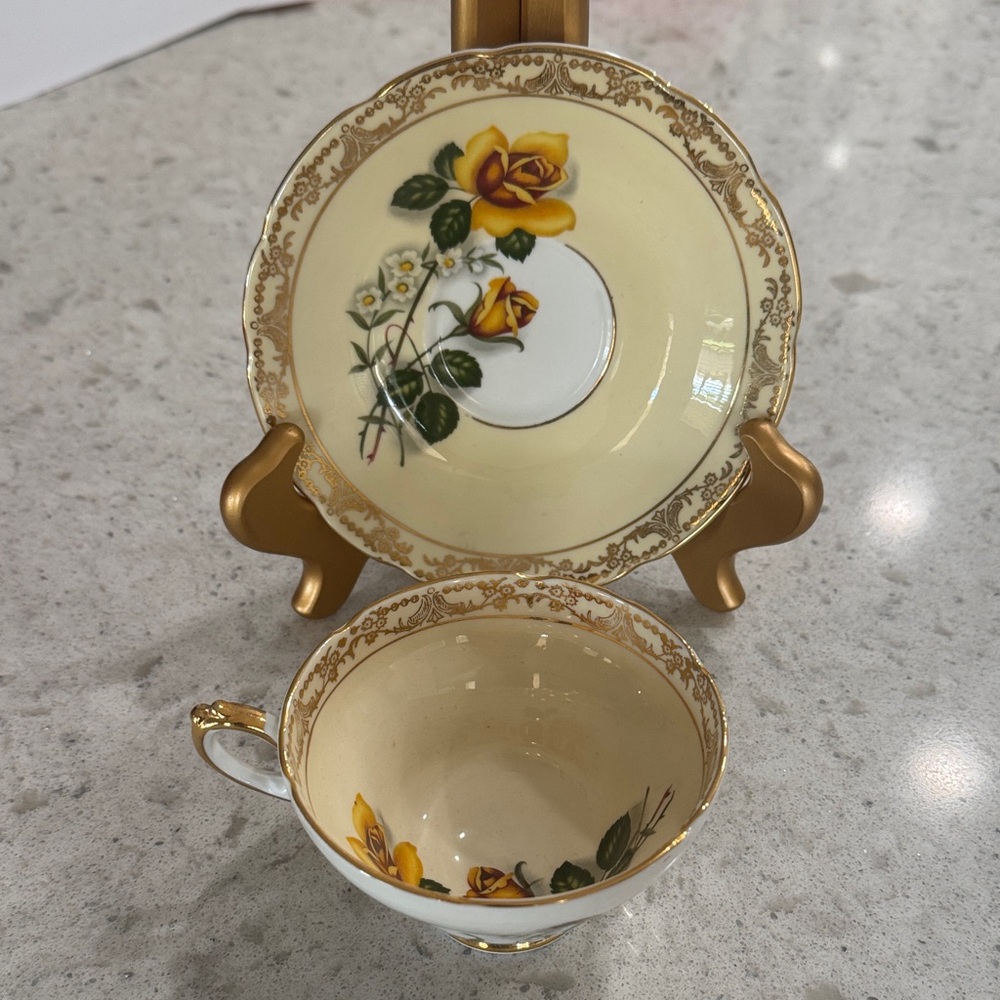 🌹Royal Sutherland Fine Bone China Teacup & Saucer Staffordshire, England🌹